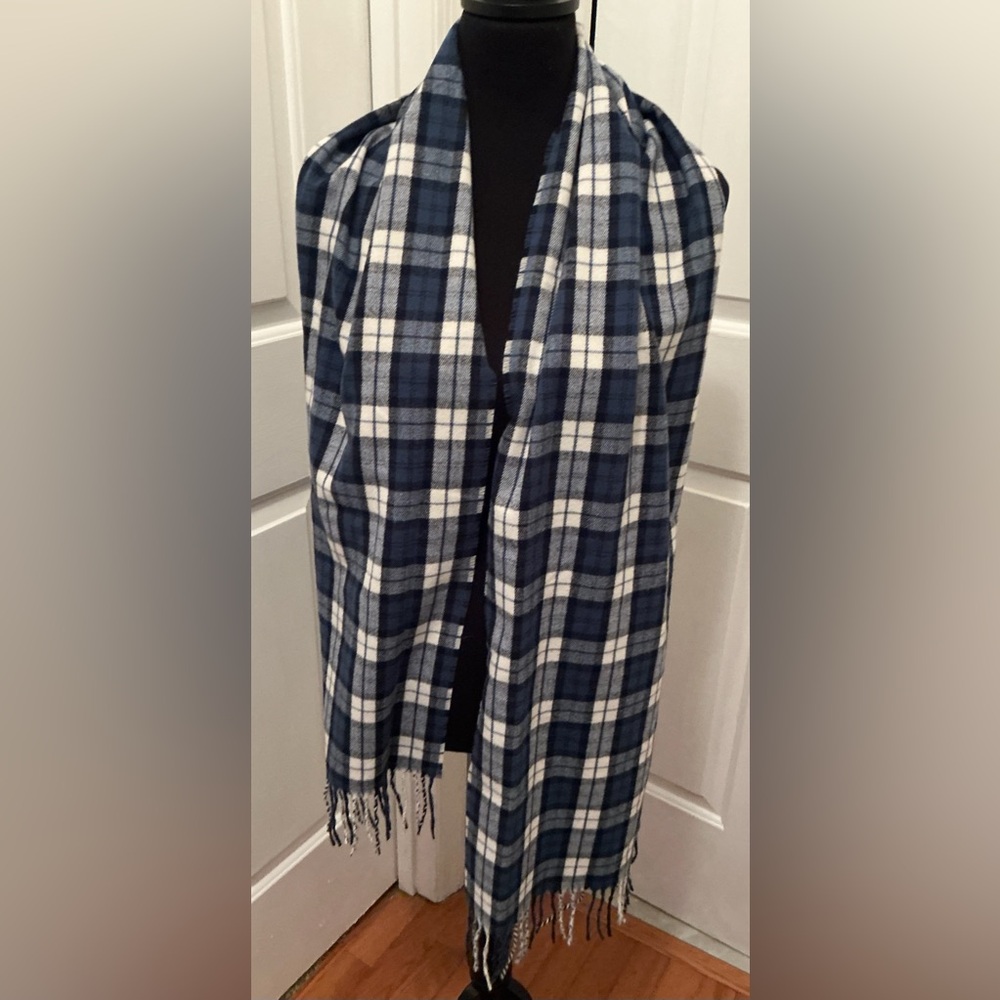 Old Navy Outdoor neck scare
